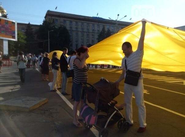 Самый большой в мире: в Днепре развернули легендарный флаг Украины. Фоторепортаж