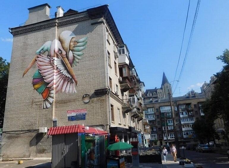 "Объятия безмятежности": в Киеве создали новый необычный мурал