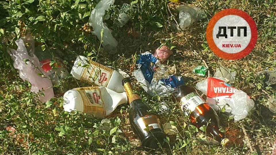 "Європою не пахне": у Києві відпочивальники влаштували біля пляжу "поле сміття"