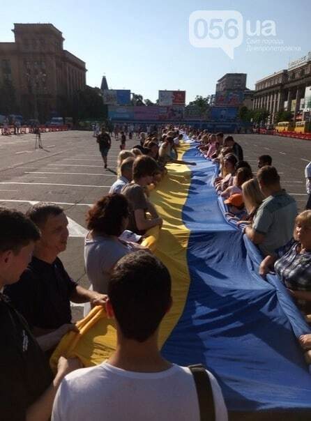 Самый большой в мире: в Днепре развернули легендарный флаг Украины
