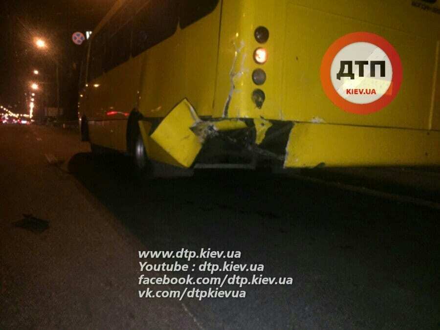 Всмятку: в Киеве Mercedes врезался в маршрутку. Фоторепортаж 