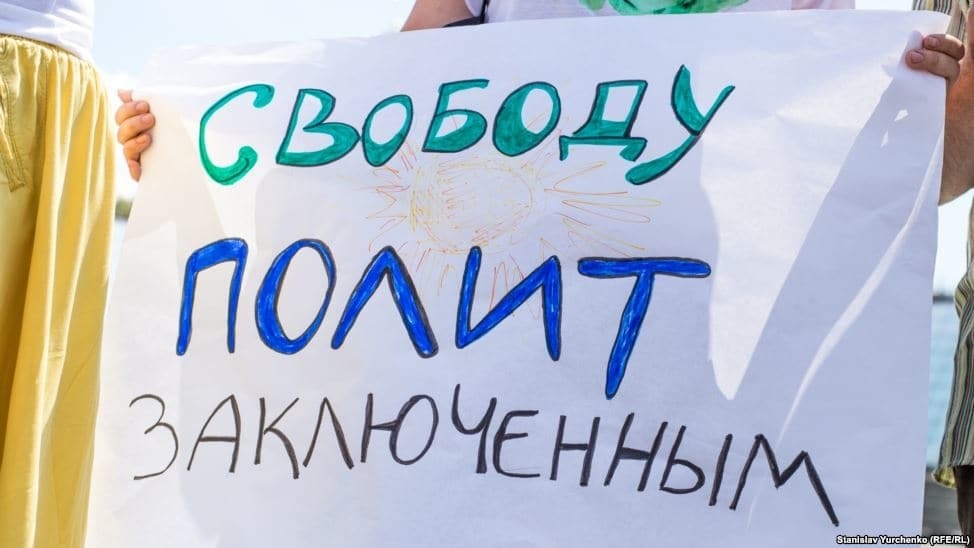 День крымскотатарского флага: в Киеве провели шествие и автопробег