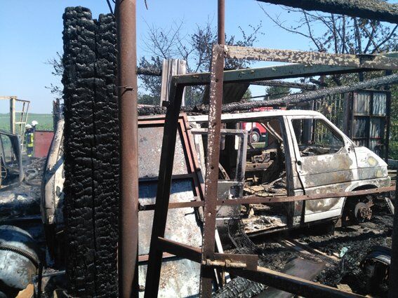 Нехтування технікою безпеки: на Хмельниччині згоріло два авто. Фото