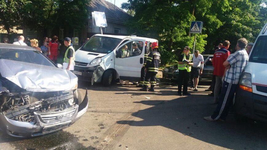 У Черкасах зіштовхнулись три автомобілі, є постраждалі