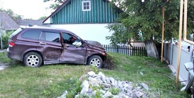 Зніс паркан: на Буковині у джипа на ходу вибухнуло колесо