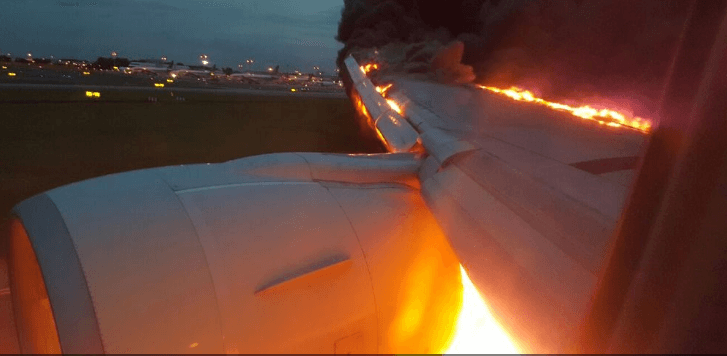 У Сінгапурі під час аварійної посадки загорівся Boeing 777