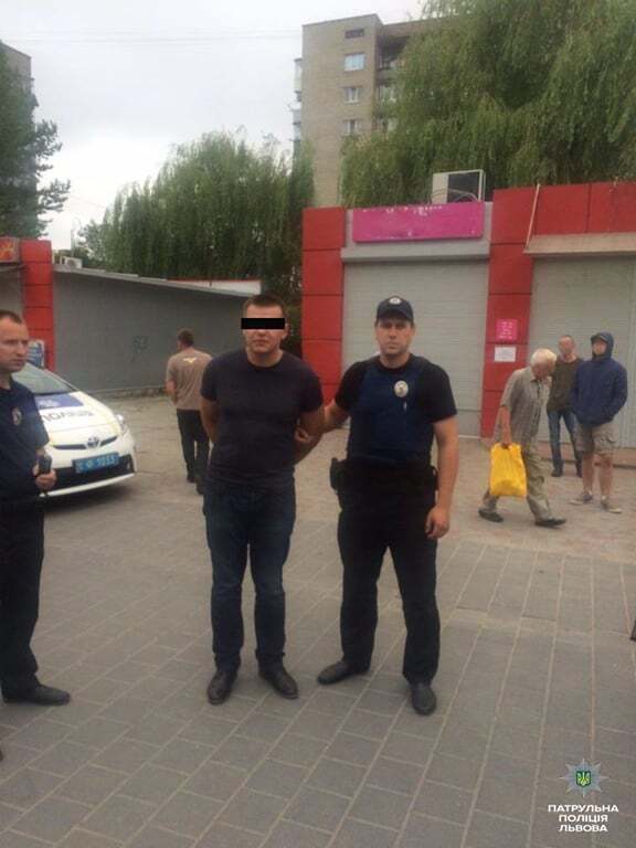 Во Львове пьяный водитель, убегая от полиции, протаранил патрульное авто