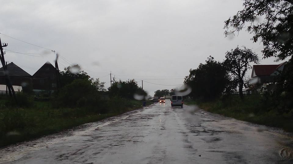 Наслідки стихії на Закарпатті: дороги стали водними артеріями. Фото та відео