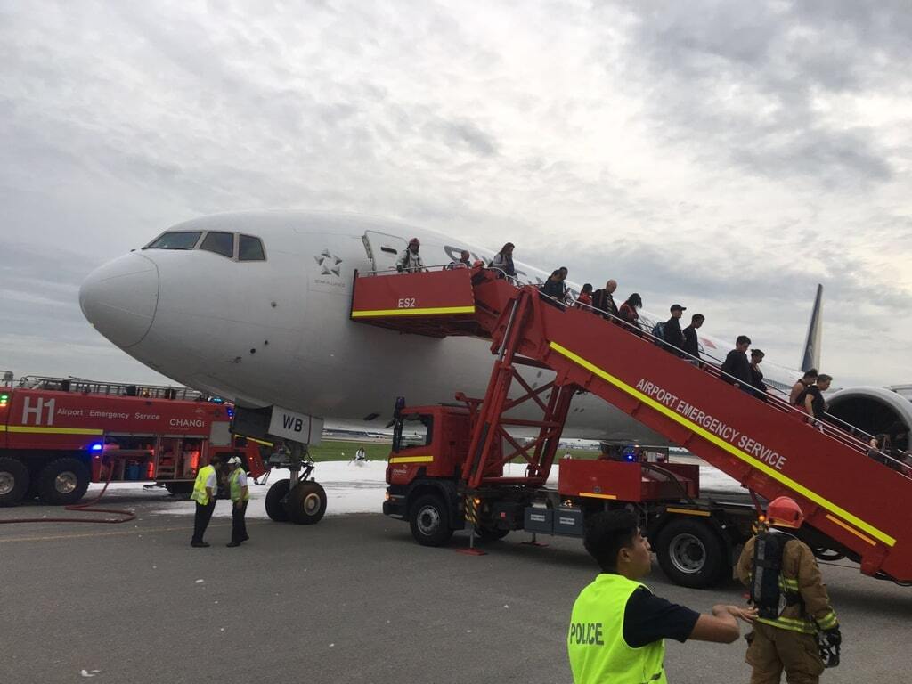 У Сінгапурі під час аварійної посадки загорівся Boeing 777