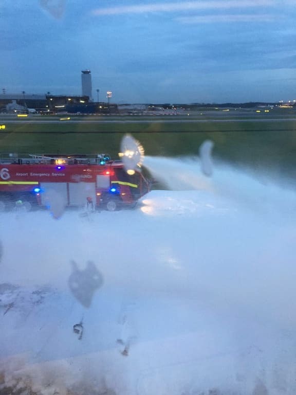 В Сингапуре при аварийной посадке загорелся Boeing 777: опубликованы фото, видео
