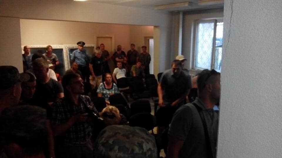 В Мариуполе вспыхнули стычки в суде по делу об убийстве сотрудника СБУ