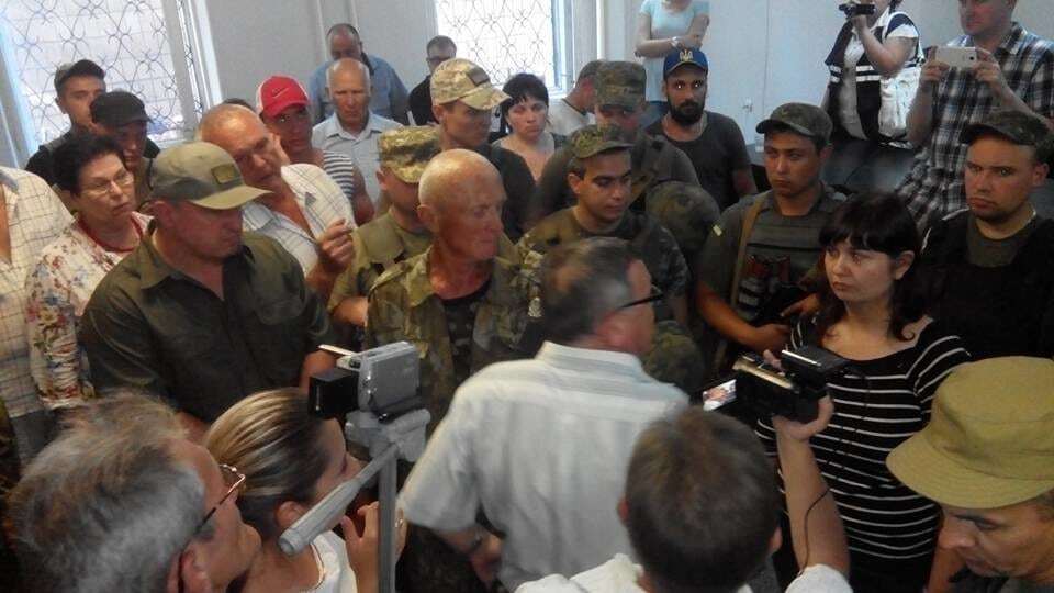 В Мариуполе вспыхнули стычки в суде по делу об убийстве сотрудника СБУ