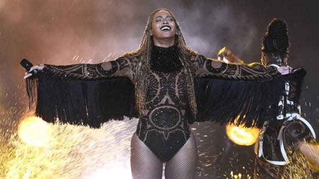 Дикие танцы в воде: Бейонсе триумфально выступила на BET Awards-2016