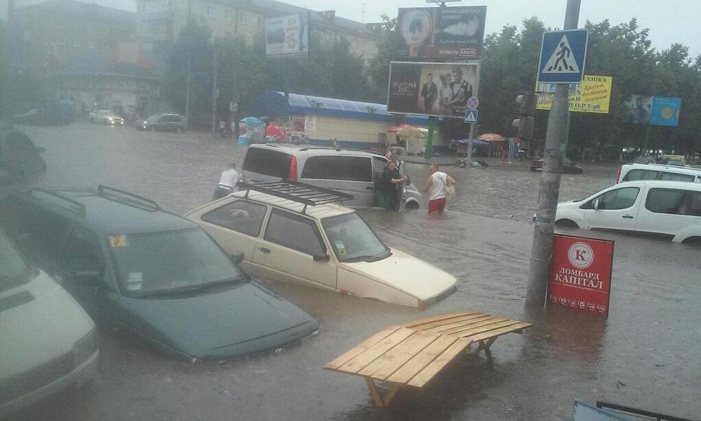 В потоках воды плыли авто: в сети показали последствия потопа в Хмельницком. Опубликованы фото