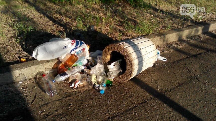 Днепр "культурный": во время отдыха горожане забросали мусором пляжи. Фото