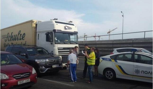 VIP-ДТП: екс-мер Києва потрапив в аварію з фурою