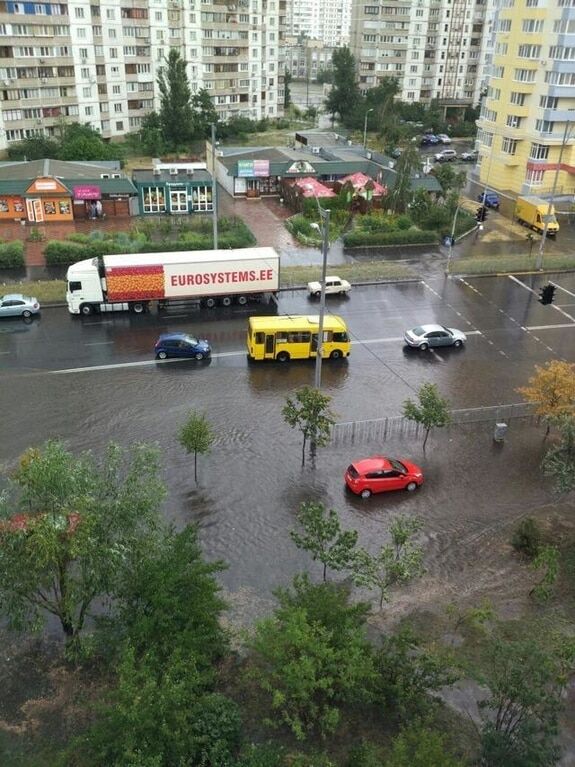 Київ накрила потужна злива: машини "попливли", трамваї зупинилися