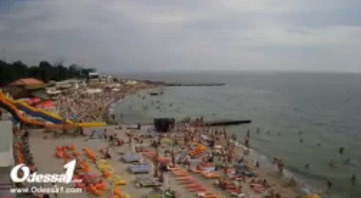 Особливо "переповнені" в Гурзуфі: в мережі з'явилися нові фото з пляжів Криму й Одеси