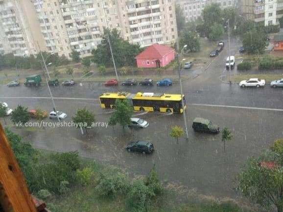 Киев накрыл мощный ливень: машины "уплыли", трамваи остановились