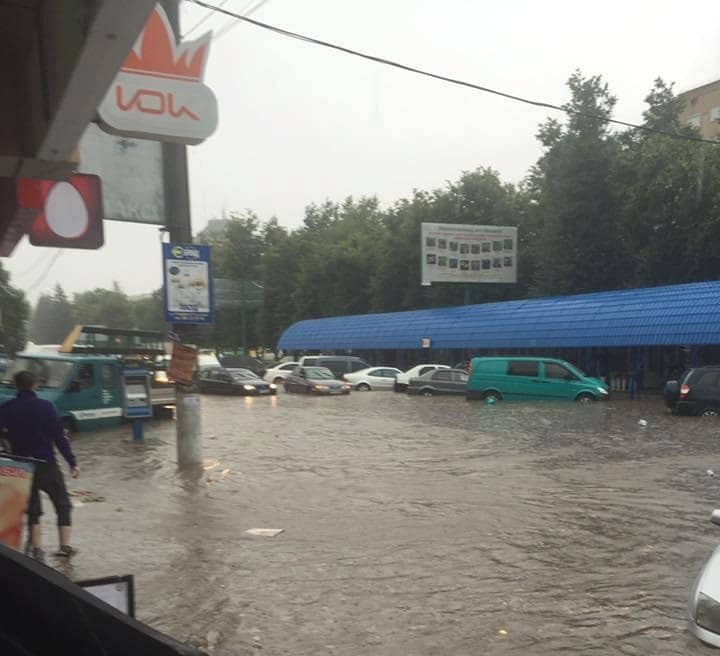 У потоках води пливли авто: в мережі показали наслідки потопу в Хмельницькому