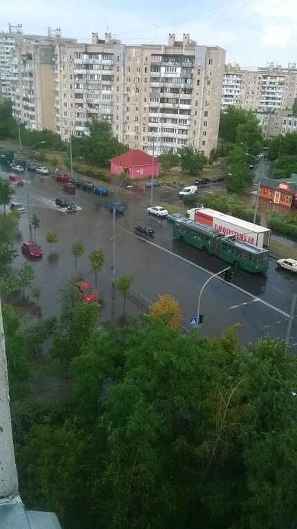 Київ накрила потужна злива: машини "попливли", трамваї зупинилися