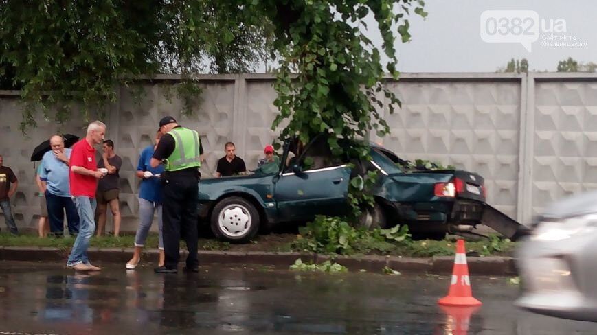У Хмельницькому "Ауді" врізався в дерево: водія дістають рятувальники. Фото