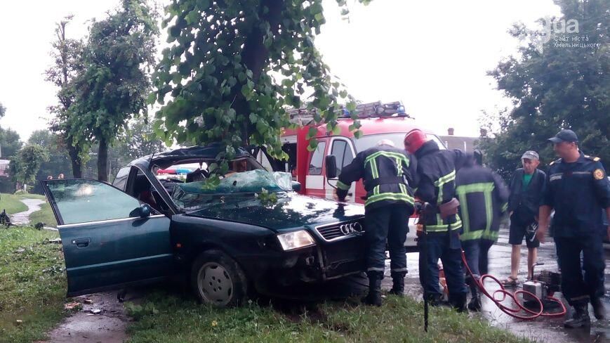 У Хмельницькому "Ауді" врізався в дерево: водія дістають рятувальники. Фото