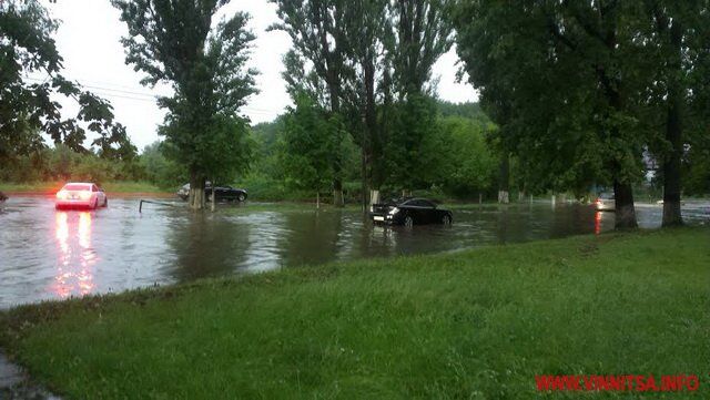 Негода у Вінниці: затоплені вулиці, зупинено рух транспорту. Фото та відео