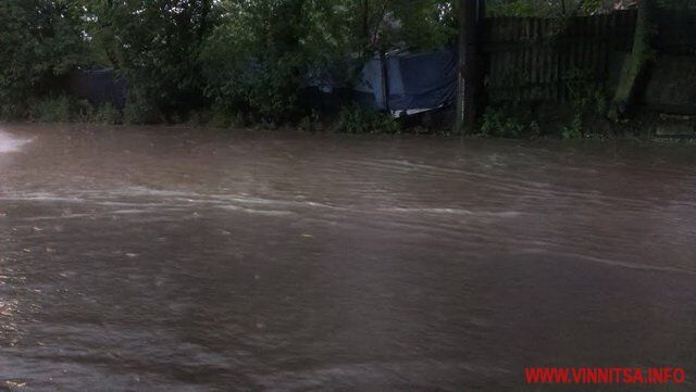 Негода у Вінниці: затоплені вулиці, зупинено рух транспорту. Фото та відео