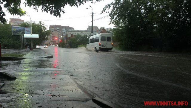 Негода у Вінниці: затоплені вулиці, зупинено рух транспорту. Фото та відео