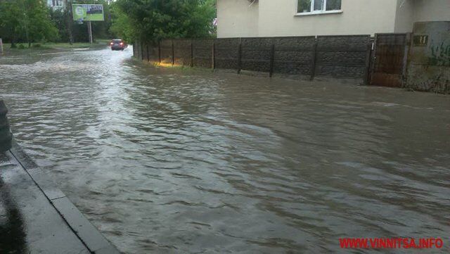 Негода у Вінниці: затоплені вулиці, зупинено рух транспорту. Фото та відео