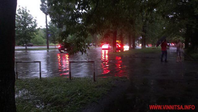 Негода у Вінниці: затоплені вулиці, зупинено рух транспорту. Фото та відео