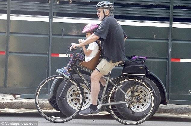 72-летний Роберт Де Ниро прокатил маленькую дочь на велосипеде: опубликованы фото