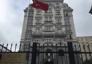 Знак скорби: возле посольства Турции в Украине появились цветы. Опубликованы фото