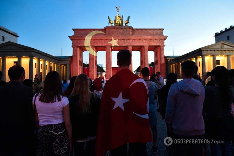 Главные ворота Берлина окрасили в цвета турецкого флага: опубликованы фото