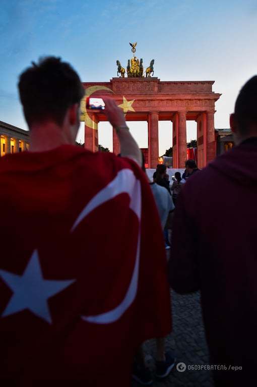 Главные ворота Берлина окрасили в цвета турецкого флага: опубликованы фото