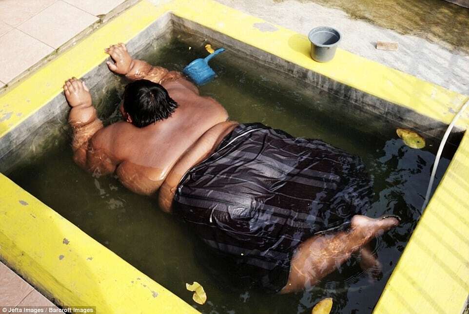 В Индонезии найден самый толстый мальчик в мире: фото 192-килограммового гиганта