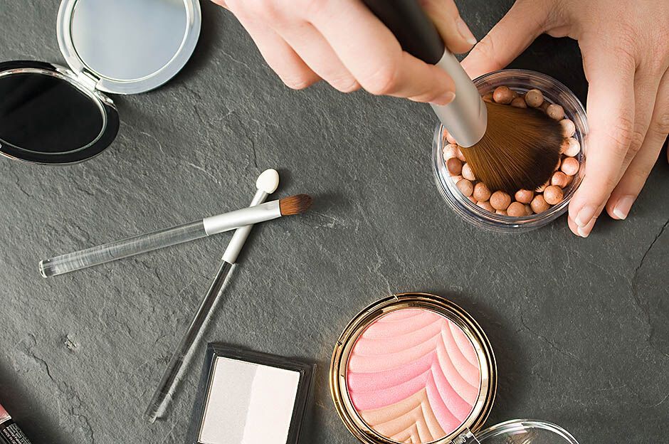Как правильно делать макияж под загар: топ-10 основных правил