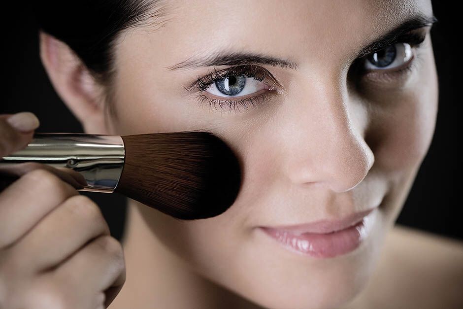 Как правильно делать макияж под загар: топ-10 основных правил