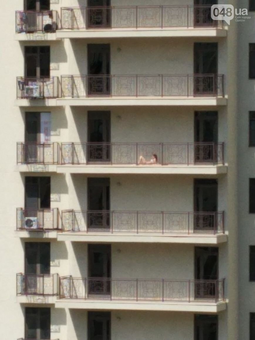 Пляжи для слабаков: загорающая на балконе одесситка удивила соцсеть. Фото