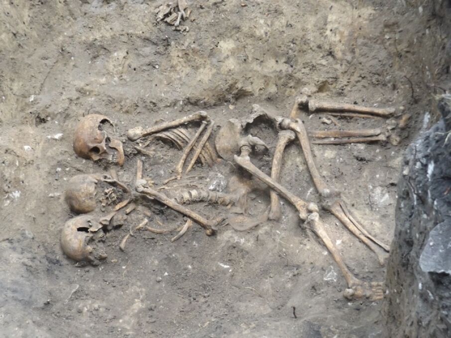 На Тернопільщині розкопали поховання 17-го століття: скелети розміщені у неприродному положенні. Фото
