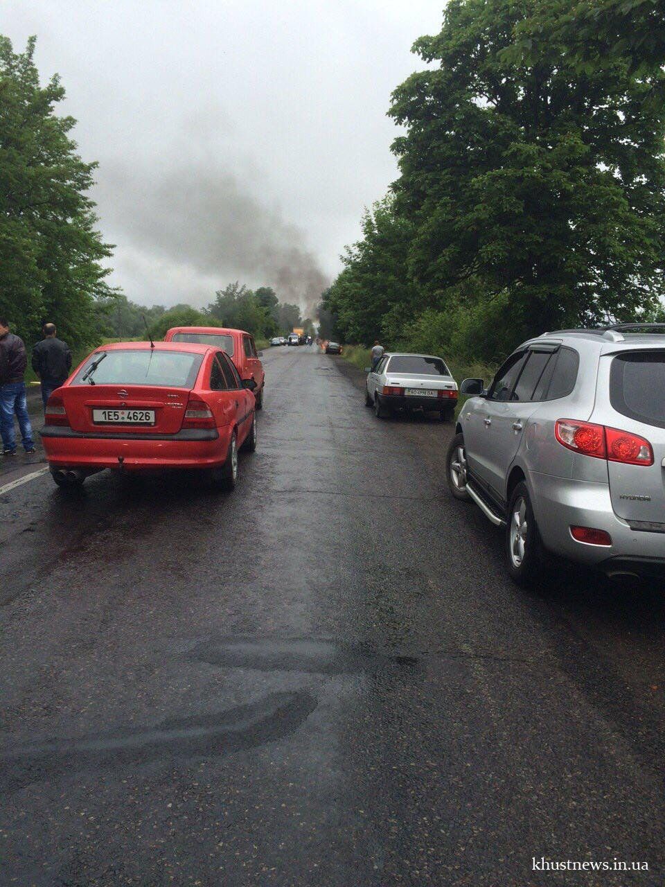Автопожежа на Закарпатті: на трасі згорів автомобіль. Фото та відео