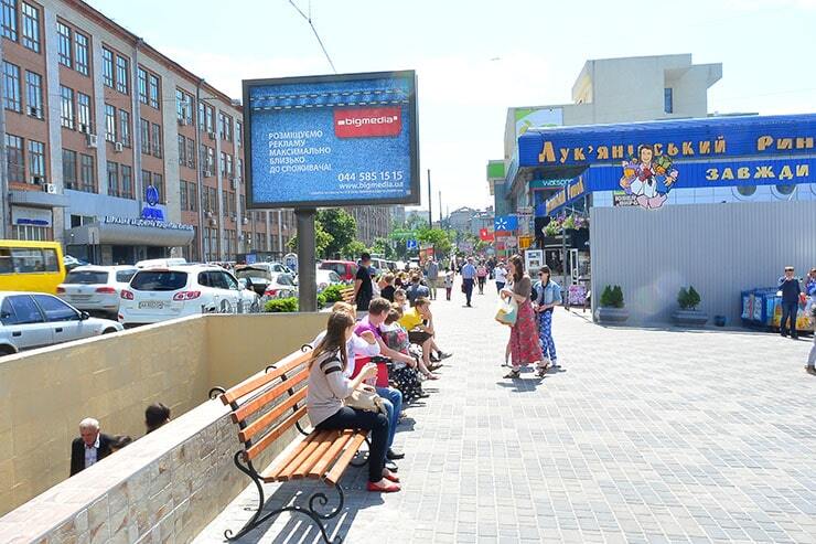 У Києві на Лук'янівці з'явилися smart-лавки