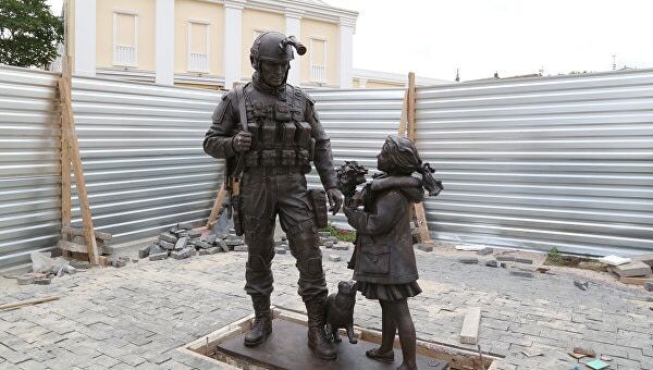 Кот, девочка и оккупант: в Симферополе начали установку памятника российским захватчикам. Фотофакт