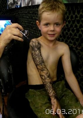 Мастер делает детям огромные татуировки, и вы не поверите зачем