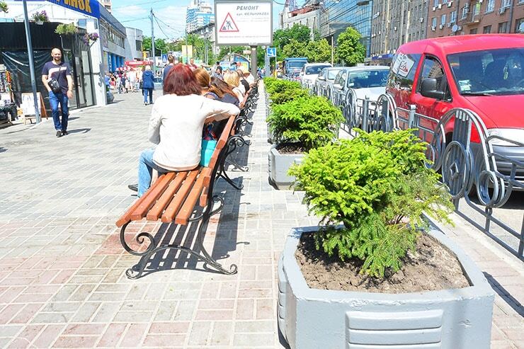 У Києві на Лук'янівці з'явилися smart-лавки