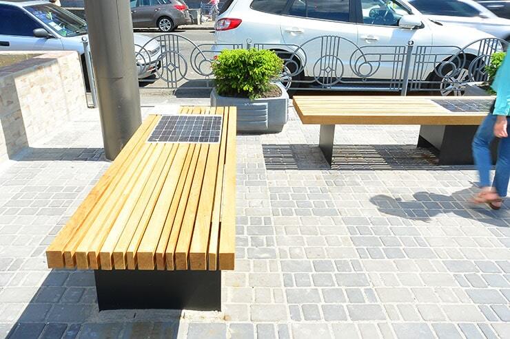 У Києві на Лук'янівці з'явилися smart-лавки