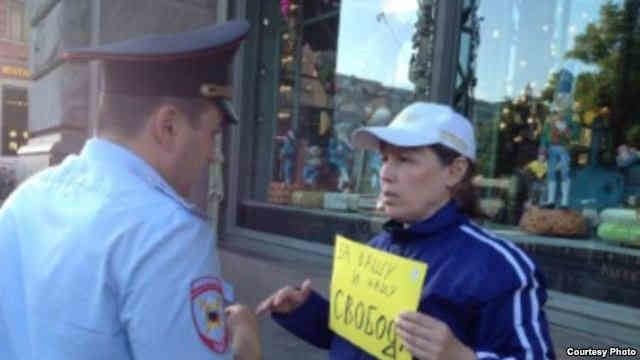 Активисты в России вышли на пикет в поддержку "крымских заложников": фотофакт