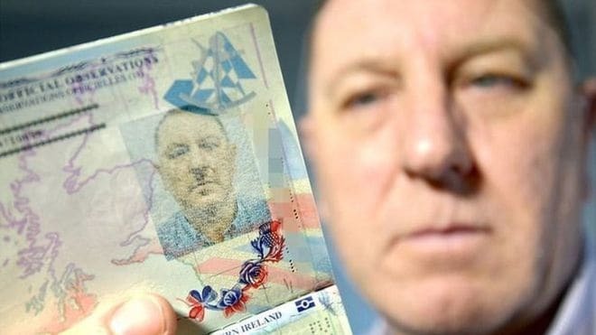 Фюрер поневоле: неудачное паспортное фото сделало британца похожим на Гитлера