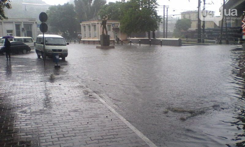 Ливень в Одессе затопил дороги и остановил трамваи. Фото